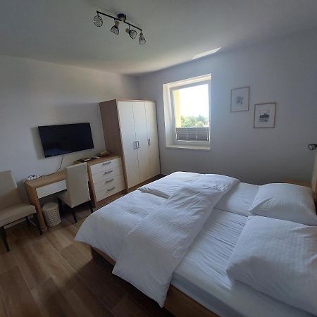 Gostilna In Pizzeria Pri Brajdi Hotell Komen Eksteriør bilde